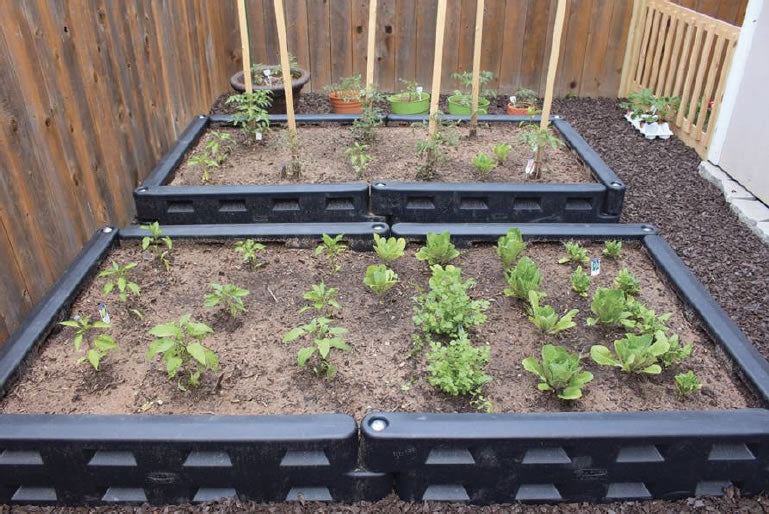 Plastic Playground Border with Spike, 12 Inches Tall - Image 9